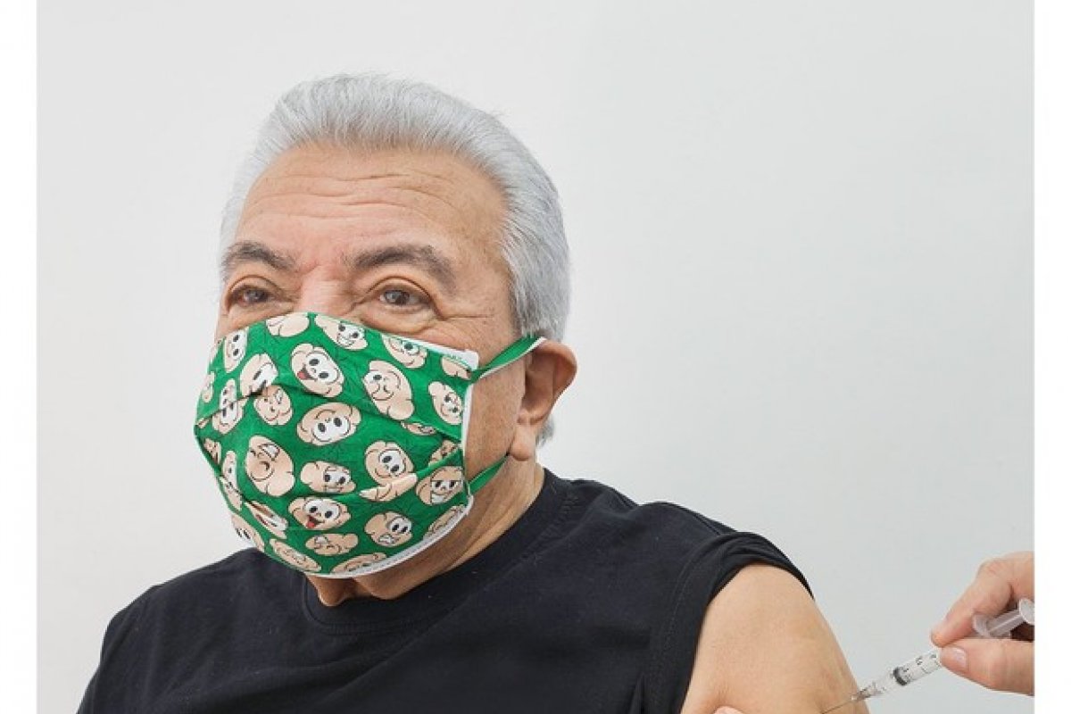 Maurício de Sousa recebe segunda dose de vacina contra Covid-19