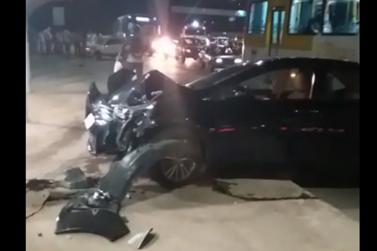 Carro colide com outro veículo e atinge ponto de ônibus na Av. Bonocô, em Salvador