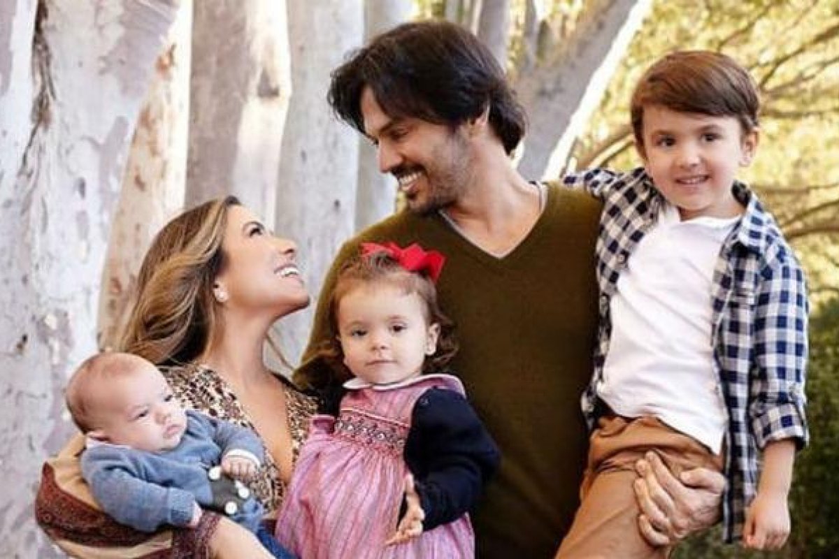 Patricia Abravanel posa para ensaio junto da família