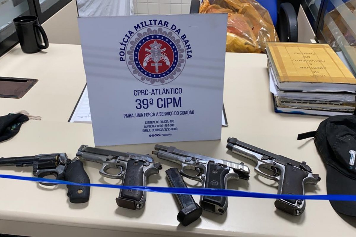 Adolescentes são detidos com armas no bairro da Boca do Rio, em Salvador