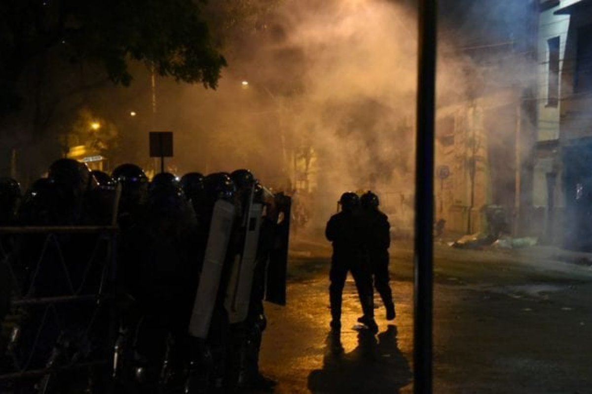 Protesto contra gestão da pandemia no Paraguai termina em confrontos pelas ruas da Assunção