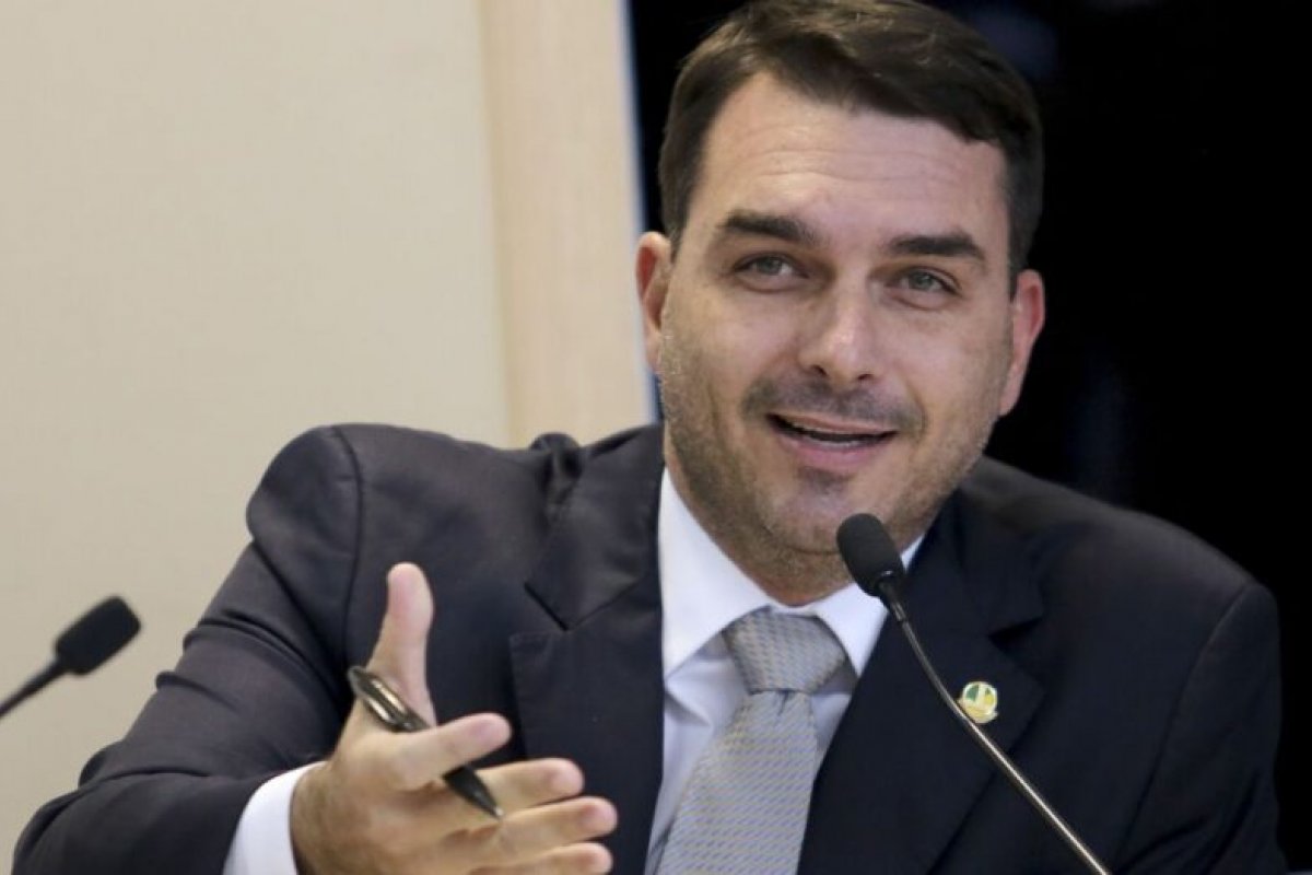 Cartório oculta dados de Flávio Bolsonaro em escritura pública da mansão de R$ 6 milhões