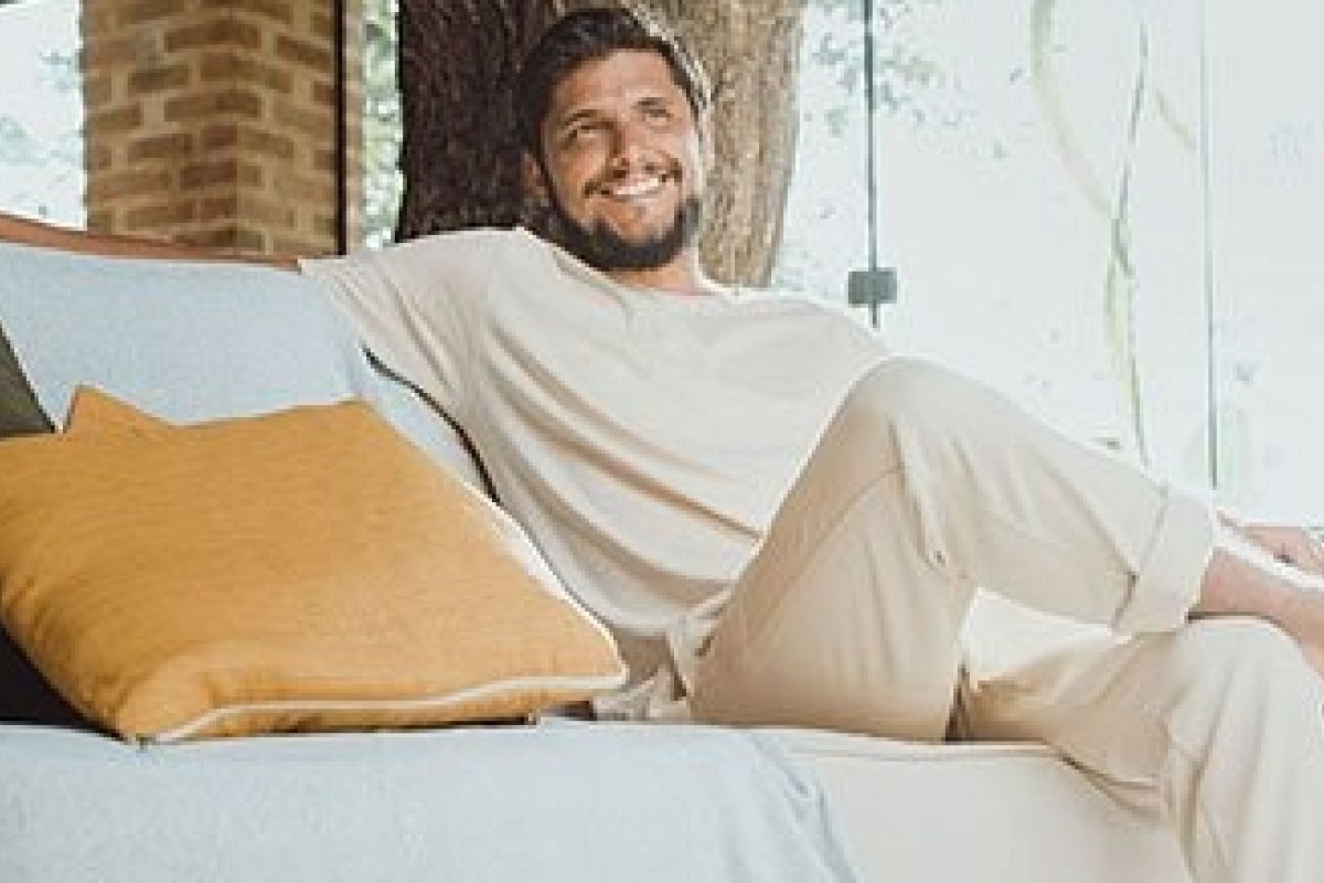 Ator Bruno Gissoni estrela campanha de calçados