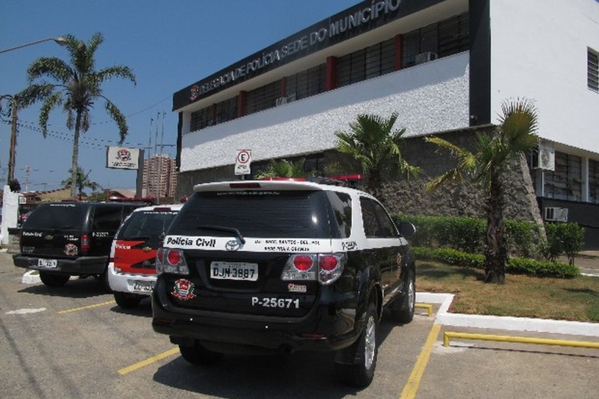 Vítima de roubo encontra o próprio celular em site de vendas, marca encontro e recupera aparelho