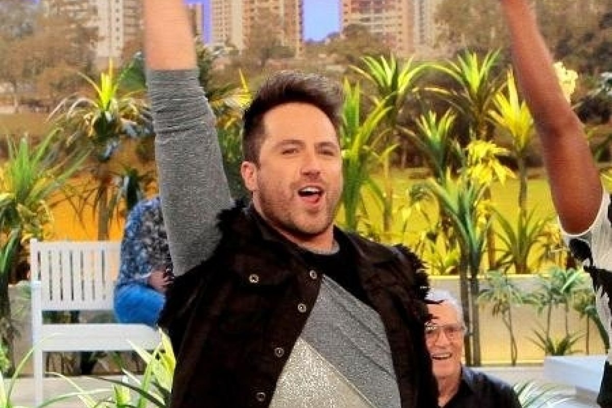 Humorista de "A Praça é Nossa" morre de Covid-19 