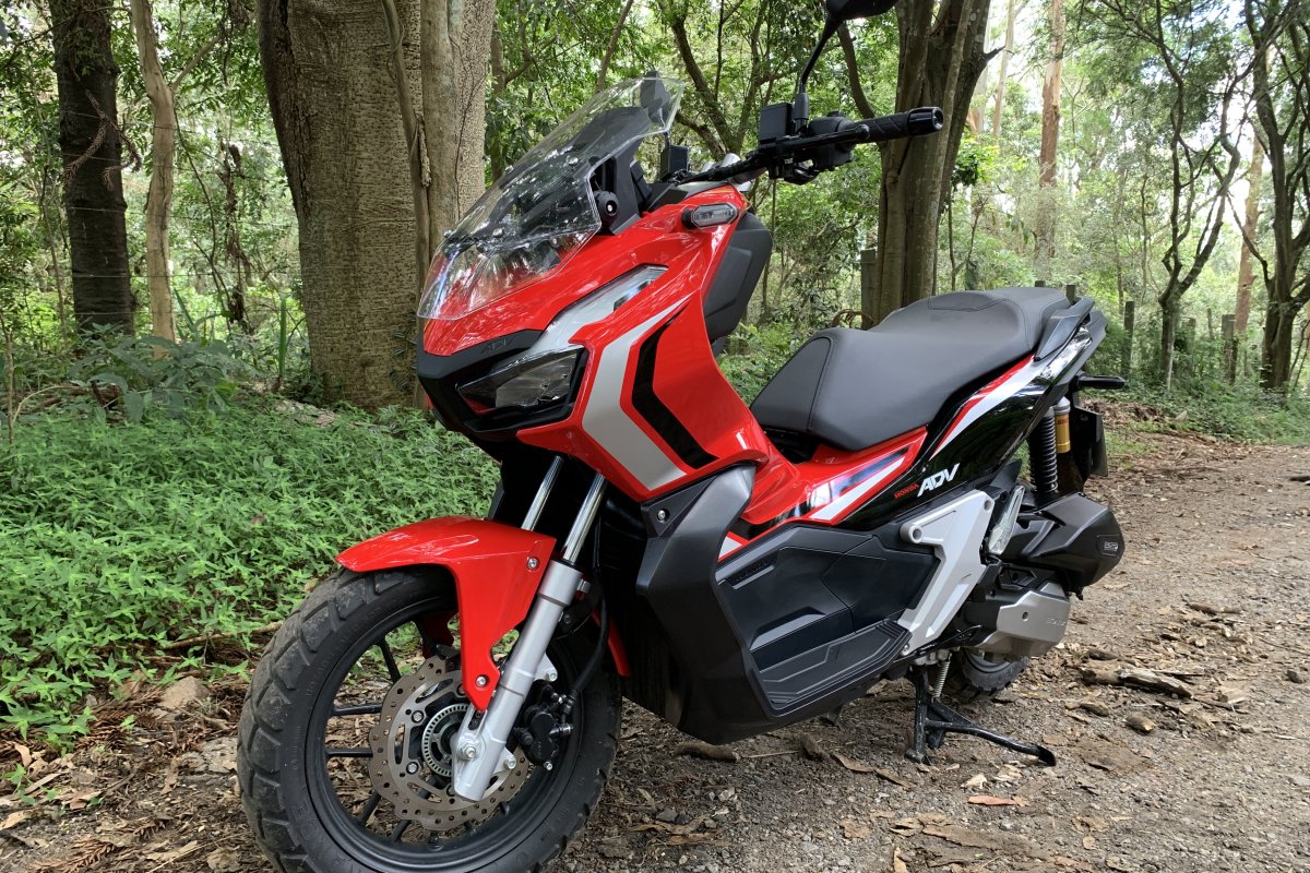 Farol da Bahia testa a nova scooter Honda ADV