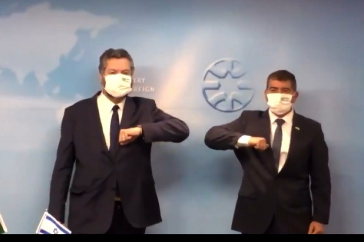 Vídeo: Em Israel, Ernesto Araújo é repreendido em cerimônia por estar sem máscara