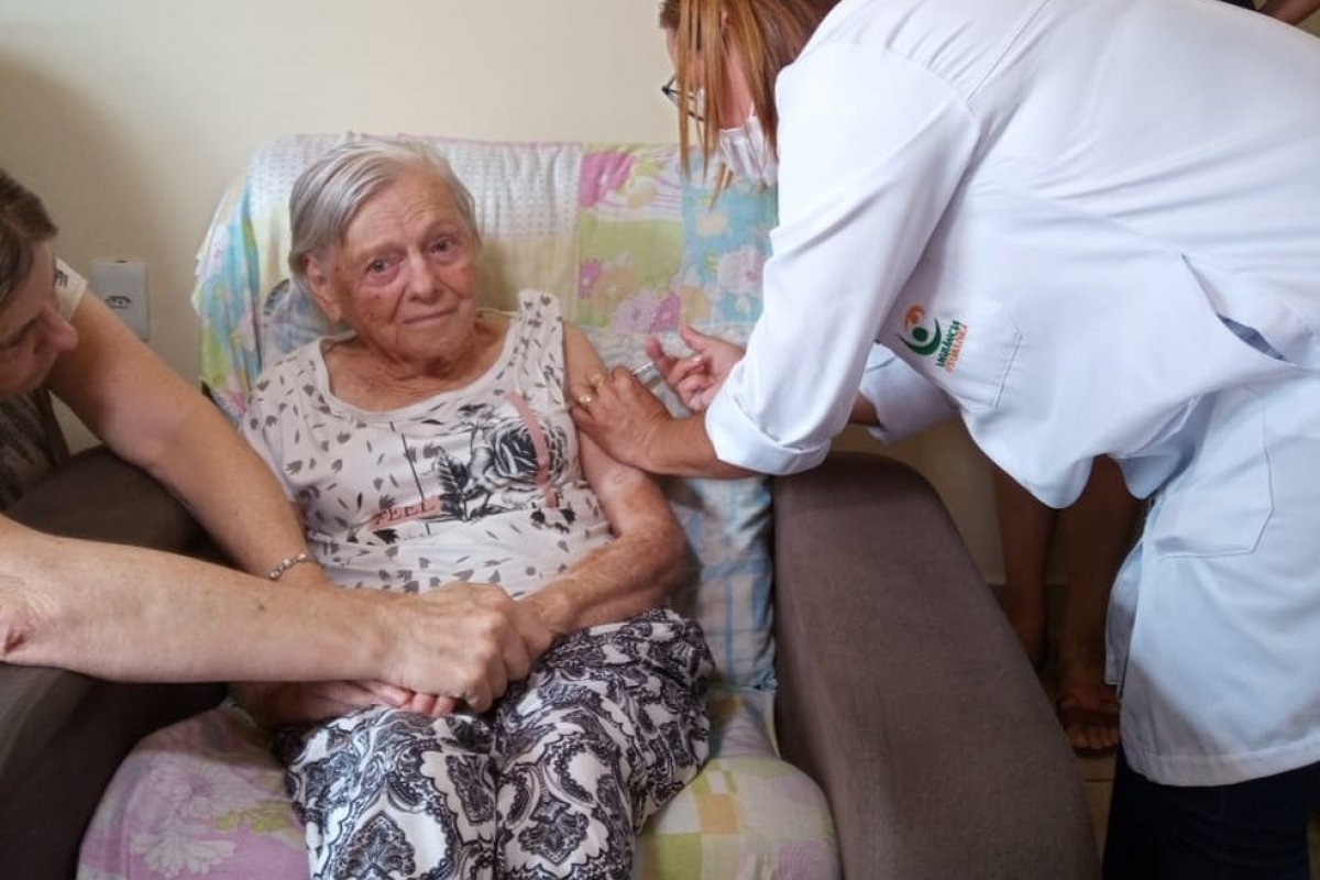 Mãe do presidente Bolsonaro recebe segunda dose da vacina contra a covid-19