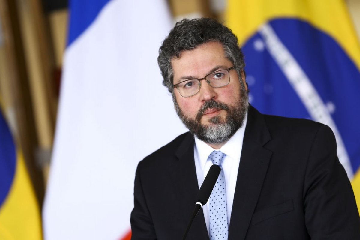 Ernesto Araújo confirma parceria de cientistas do Brasil e Israel para ações de combate a Covid-19