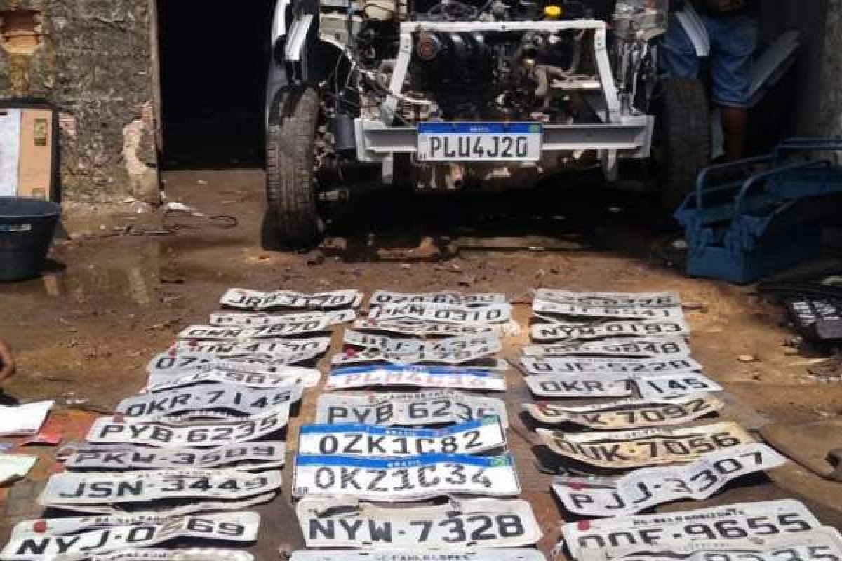 Operação da PM encontra galpão de desmanche de carros roubados