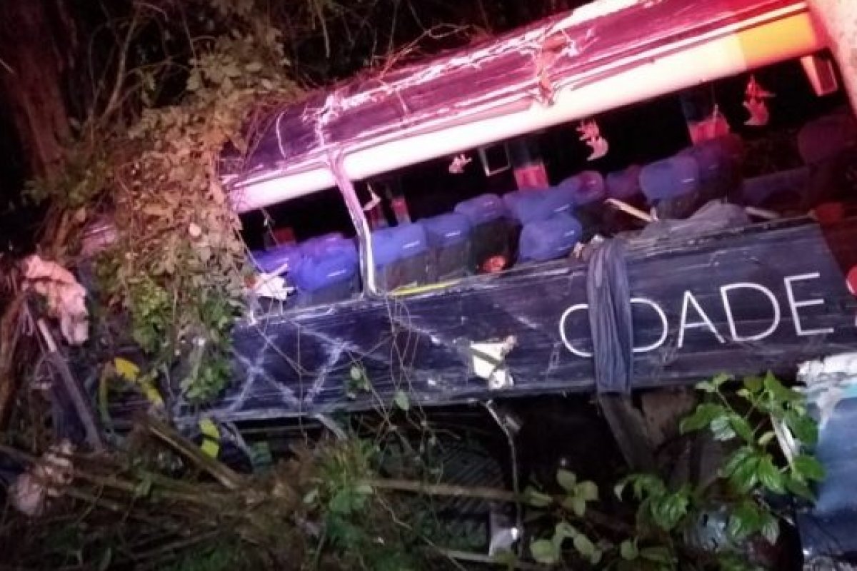 Acidente entre ônibus e carreta deixa Sul da Bahia de luto nesta sexta (23)