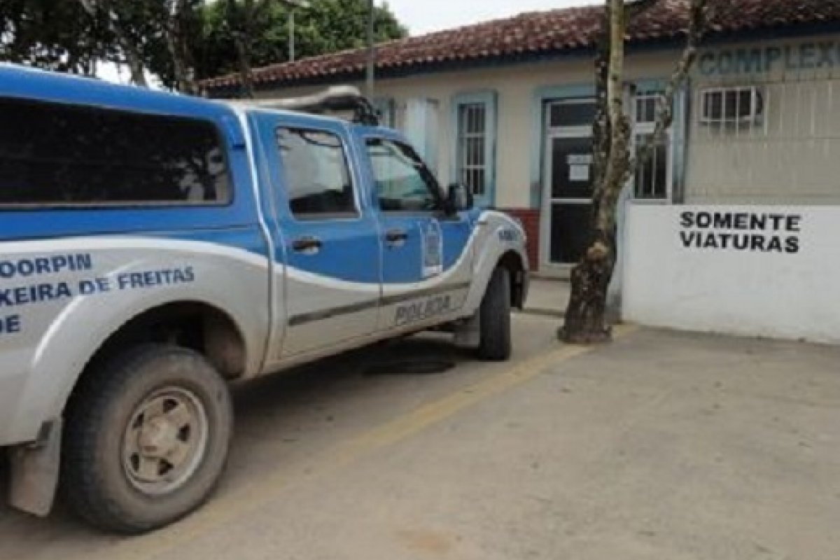 Homem é preso após agredir filha com golpes de facão no sul da Bahia