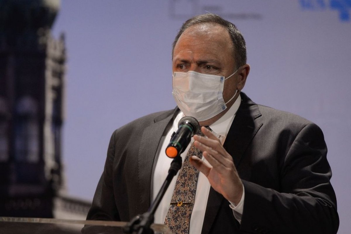 Mais uma vez, Pazuello ajusta previsão para recebimento de vacinas no Brasil