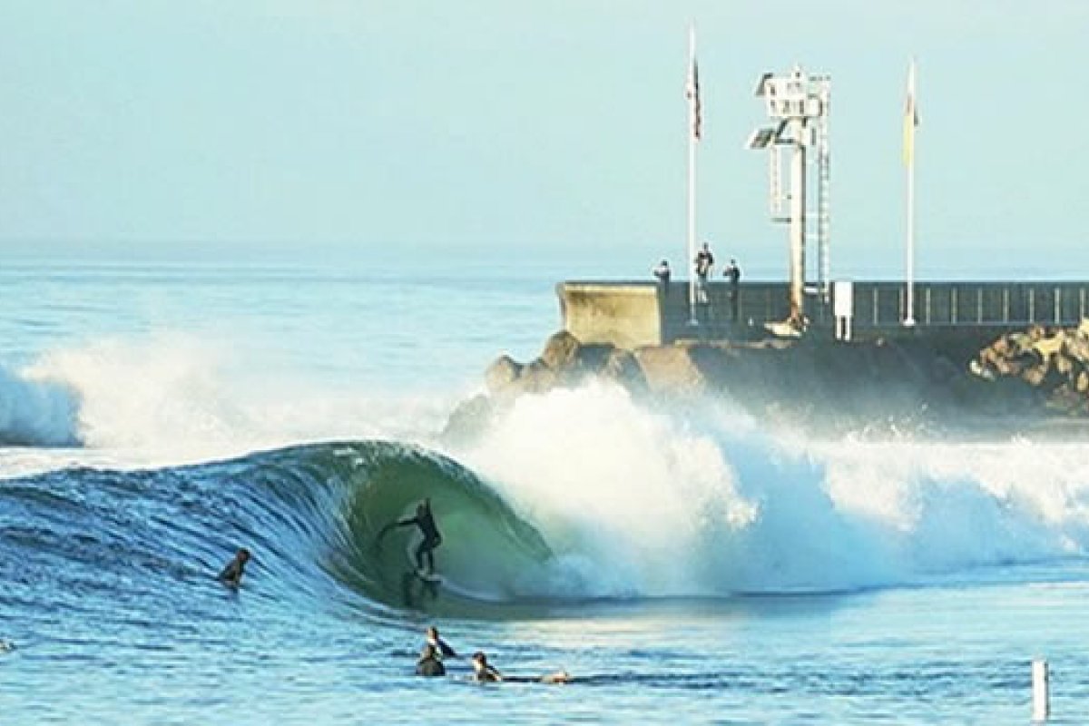 Homem morre após colidir com outro surfista em praia nos EUA