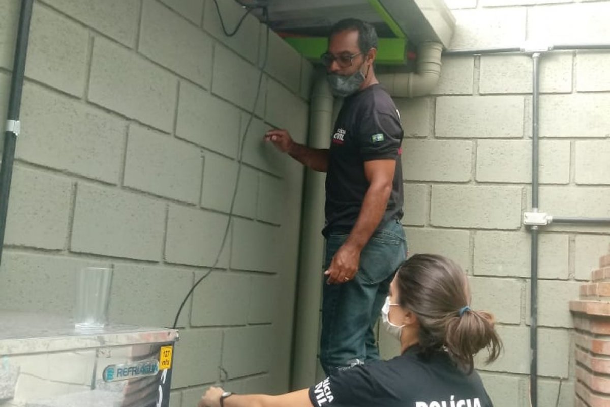 No Dia Internacional da Mulher, patrão é preso suspeito de filmar funcionárias no banheiro