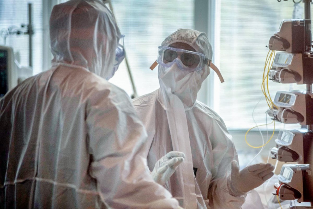 Brasil perde ao menos um profissional de saúde para Covid a cada 19 horas