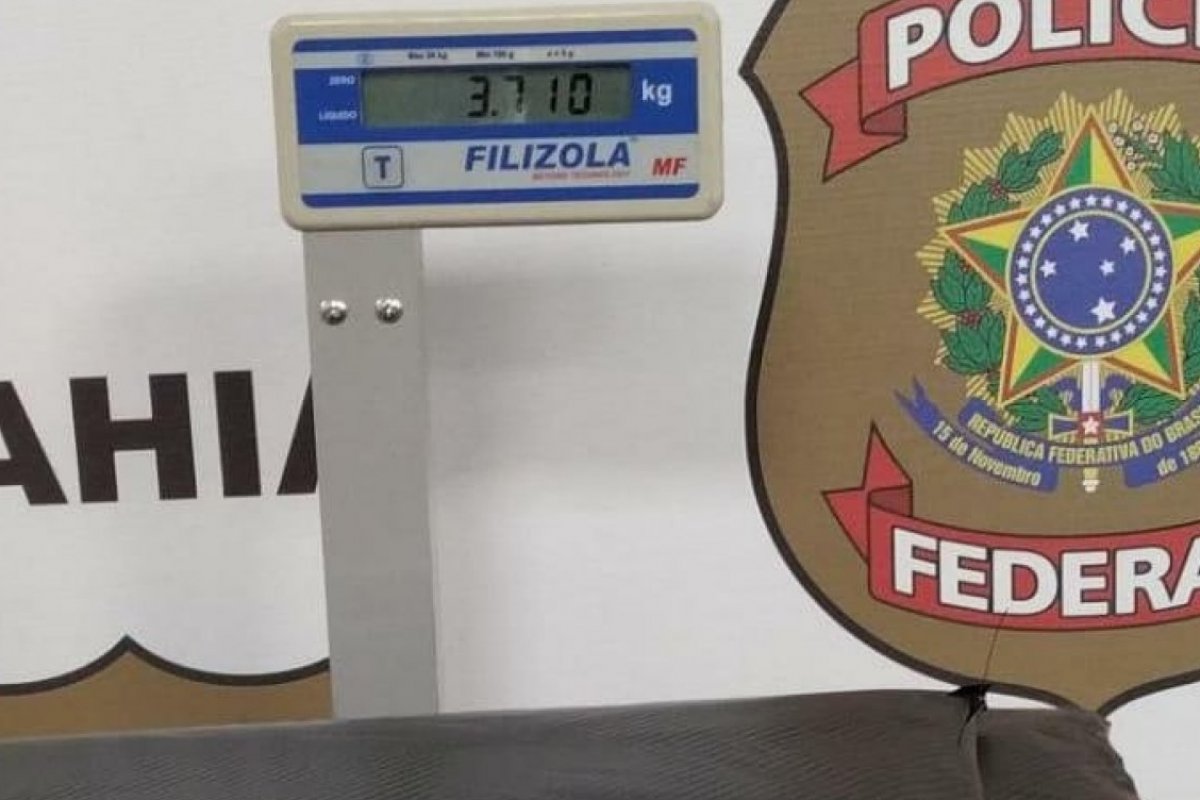 Jovem é presa em flagrante ao tentar embarcar com cocaína