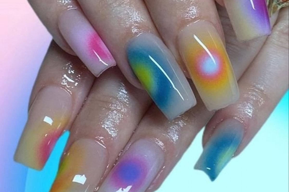 O tie dye está em tudo - até nas unhas