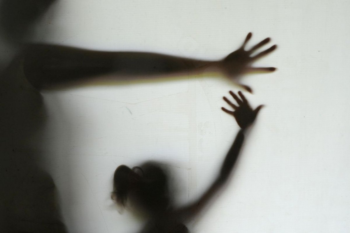 Polícia prende homem por compartilhar cenas de abuso sexual infantil