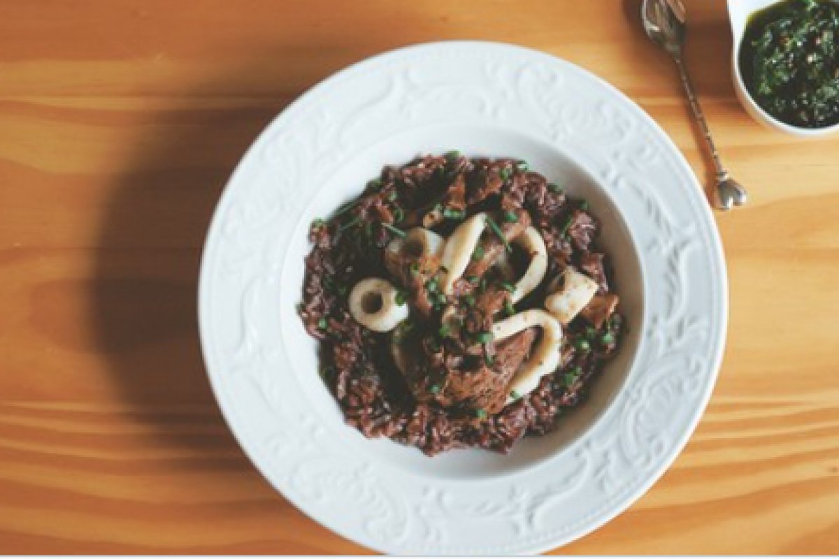 Após jornal publicar receita de arroz vermelho com lula, usuários do Twitter criticam parcialidade