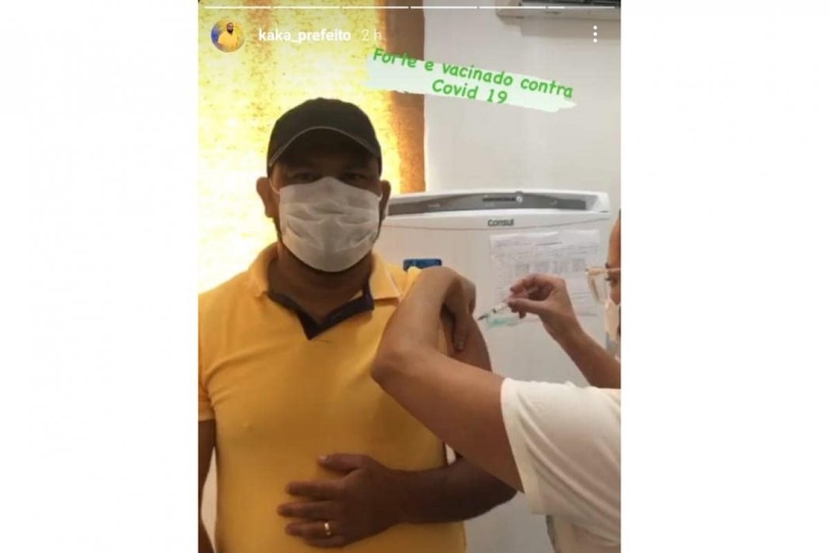 MP-BA abre investigação após prefeito de Wenceslau Guimarães "furar fila" para tomar vacina