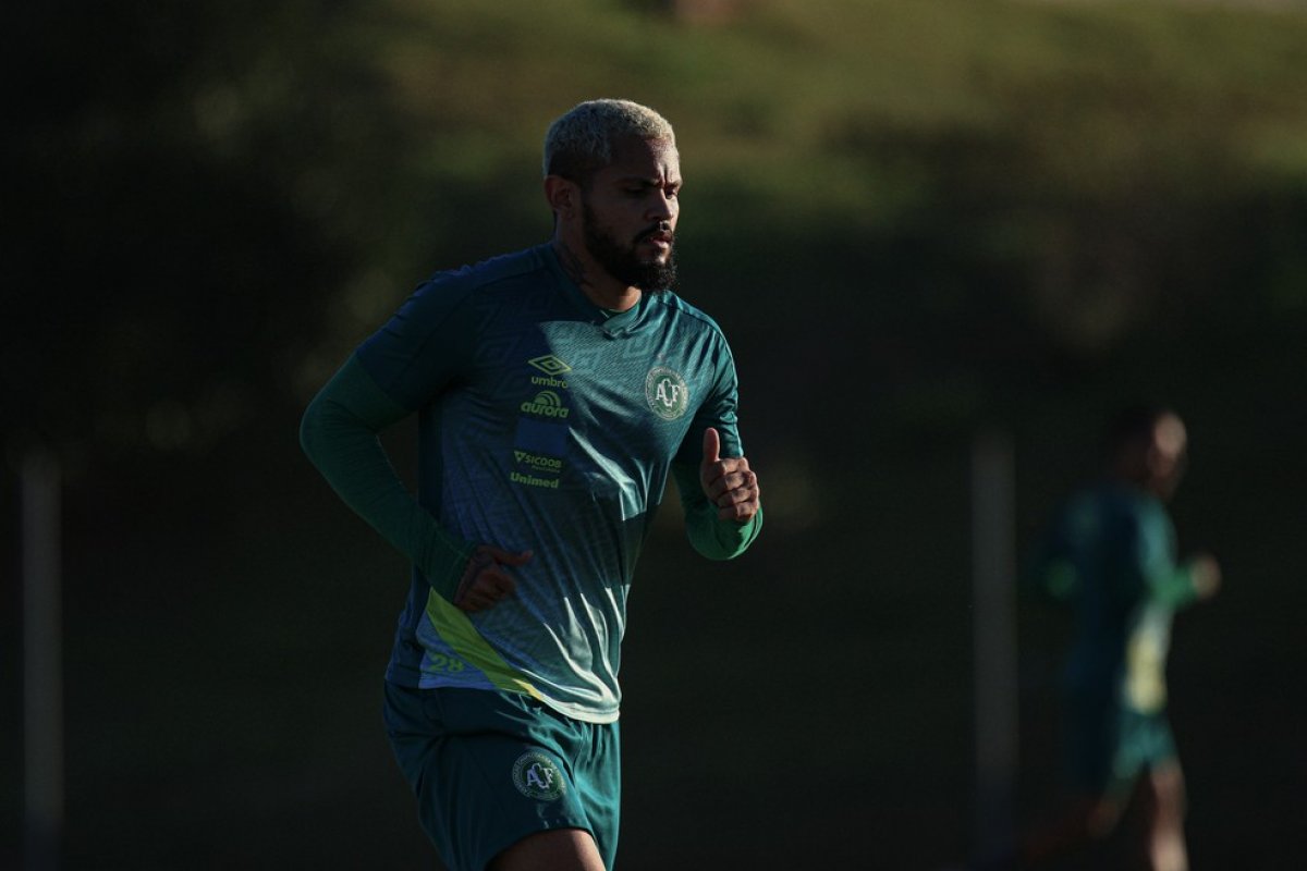 Prestes a assinar com o Vitória, Roberto posta foto na Toca do Leão