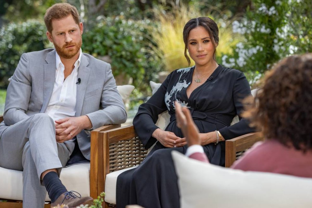 Após entrevista de Meghan e Harry, família real diz que alegações de racismo são 'preocupantes'
