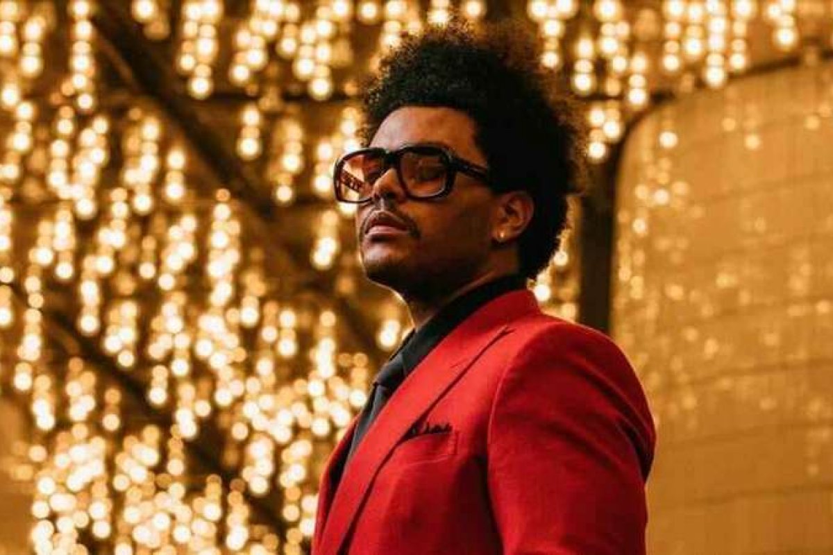 "Blinding Lights" se torna a primeira música a ficar um ano no Top 10 da Billboard