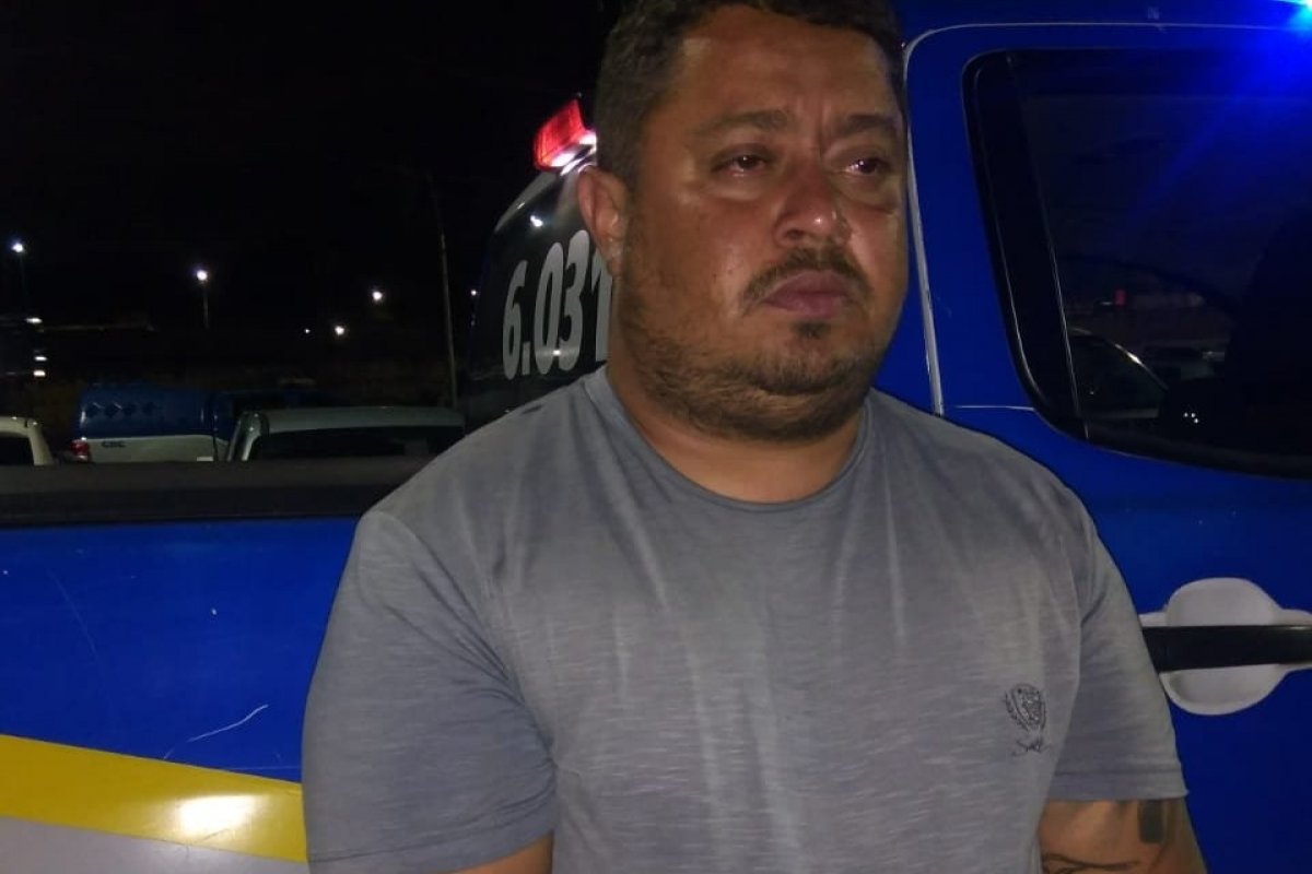 Homem com mandado de prisão por homicídio é preso em bar