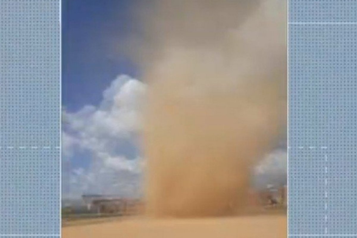 Redemoinho se forma em campo de futebol em Vitória da Conquista, sudoeste da Bahia