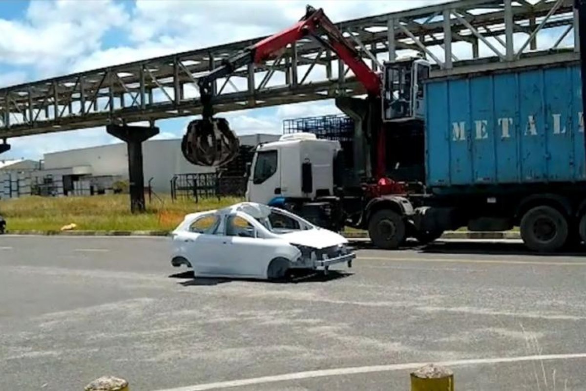 Com estoque de carros no fim, concessionários cobram R$ 200 milhões da Ford