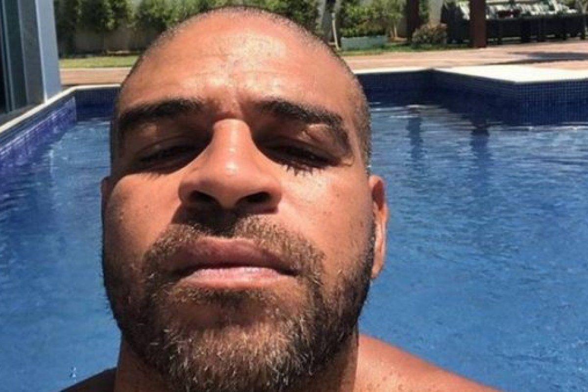 Nova vida! Adriano Imperador vende mansão por R$ 9 Milhões e se muda para Hotel