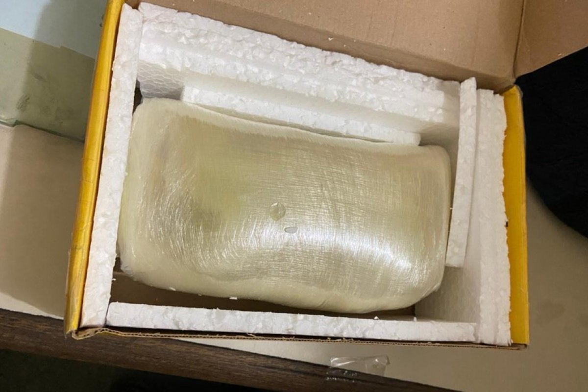 Homem é preso após retirar encomenda com um quilo de cocaína em agência dos Correios