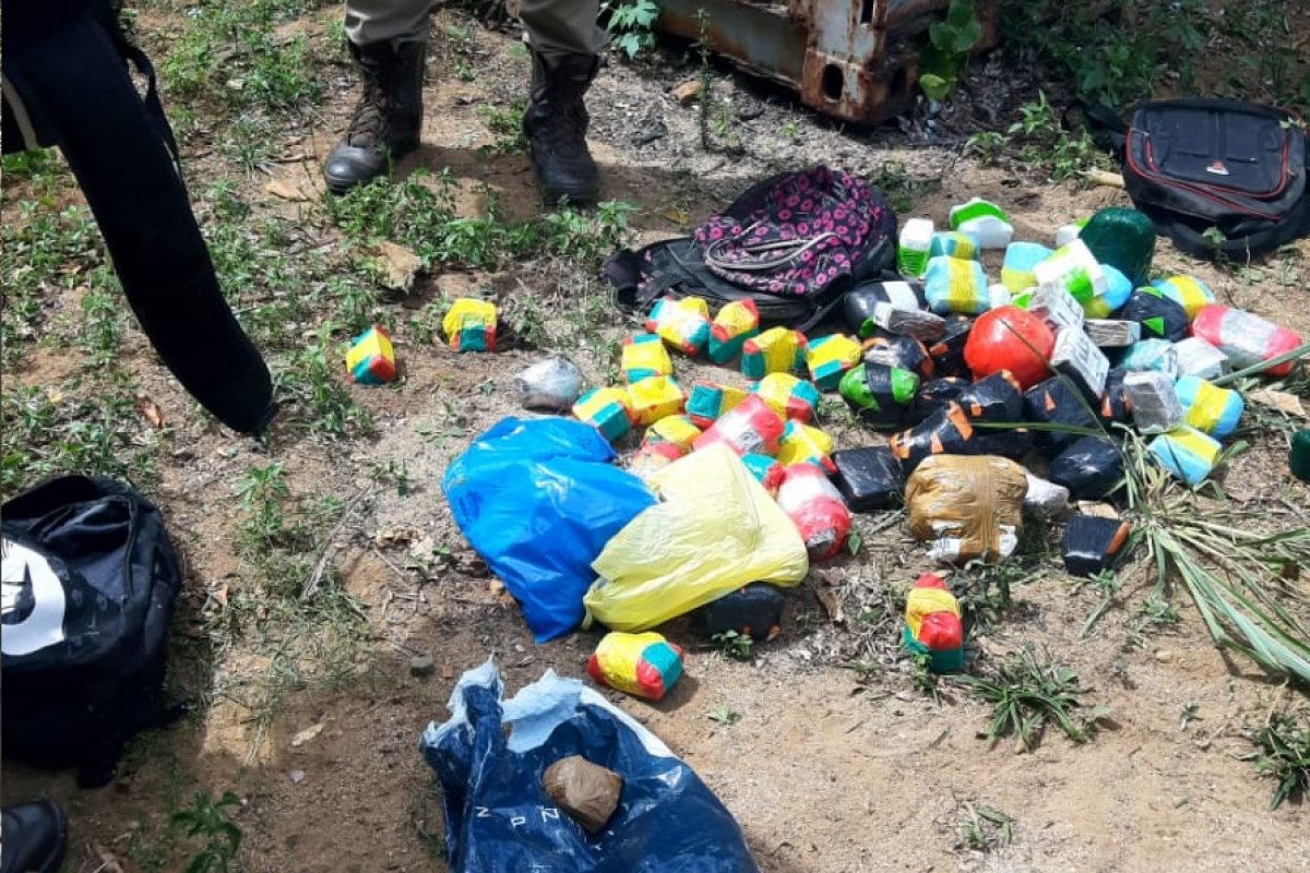 Dois homens são presos arremessando drogas para presídio