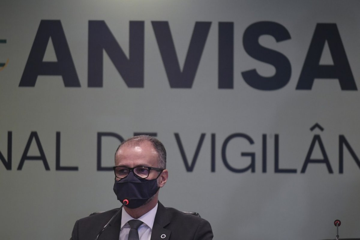Presidente da Anvisa pede para Bolsonaro sancionar projeto que dá 7 dias para análise de vacinas contra Covid-19