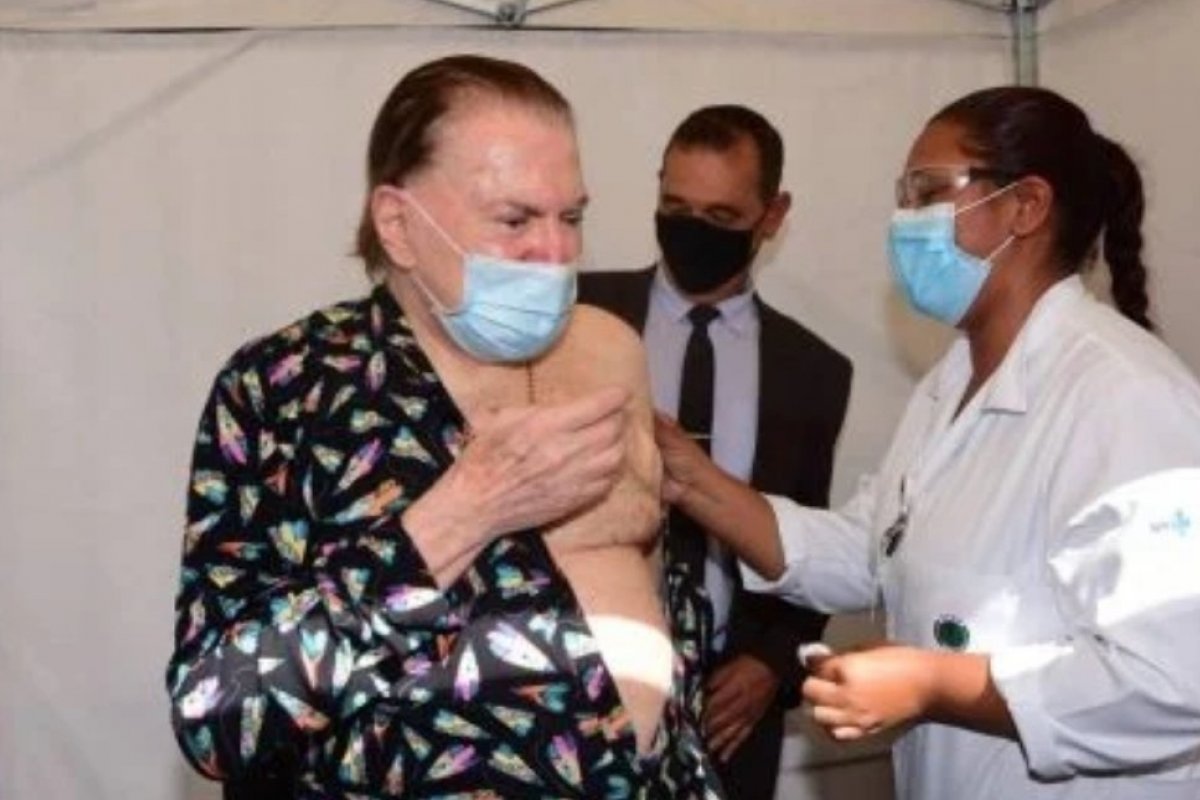 De pijama, Silvio Santos toma 2ª dose de vacina