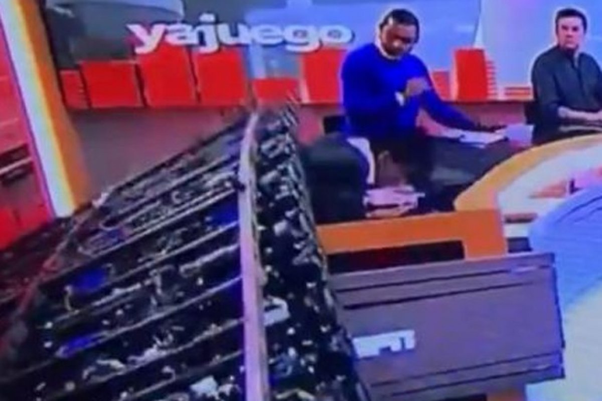 Vídeo: cenário despenca e atinge apresentador durante programa ao vivo