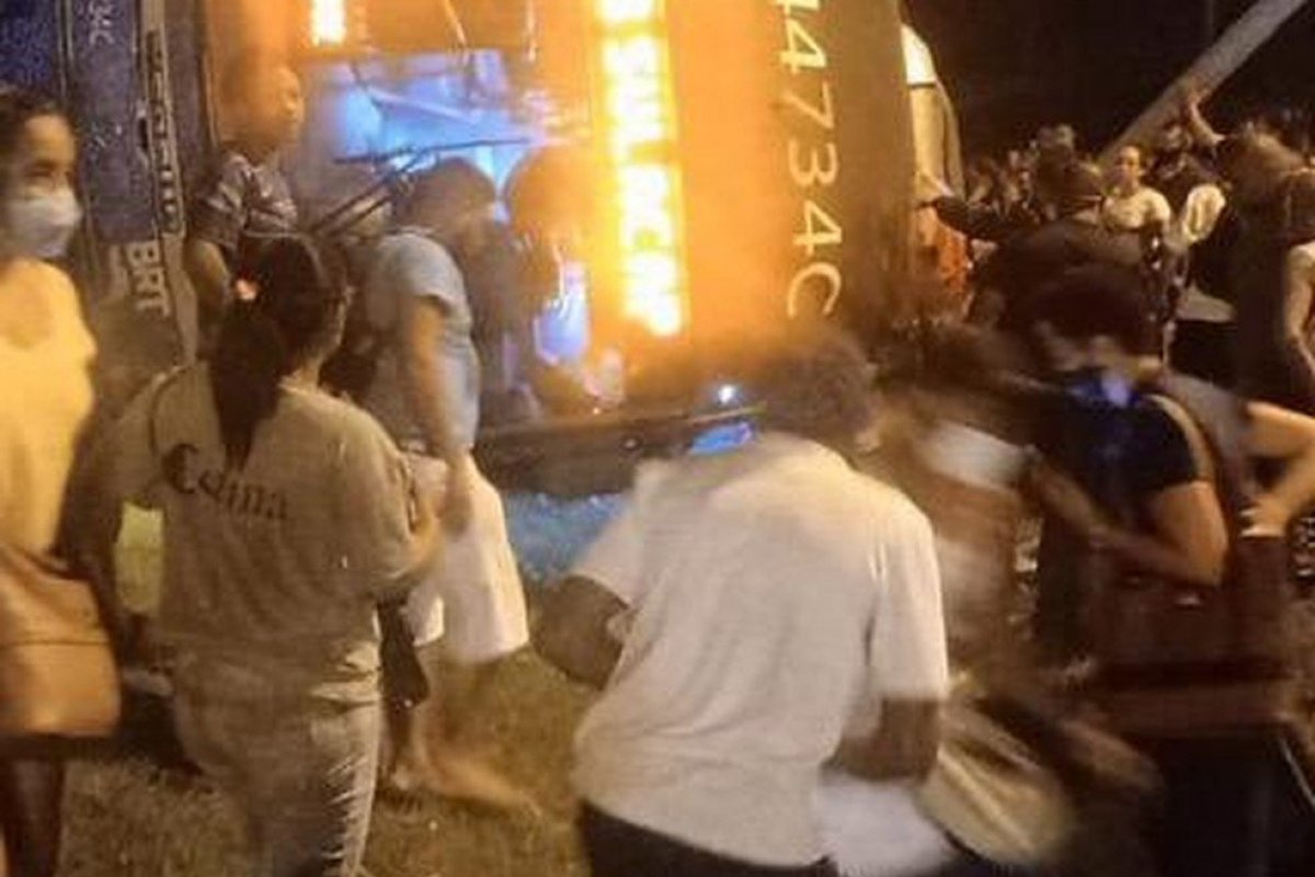 Vídeo: acidente em BRT deixa um morto no Rio de Janeiro