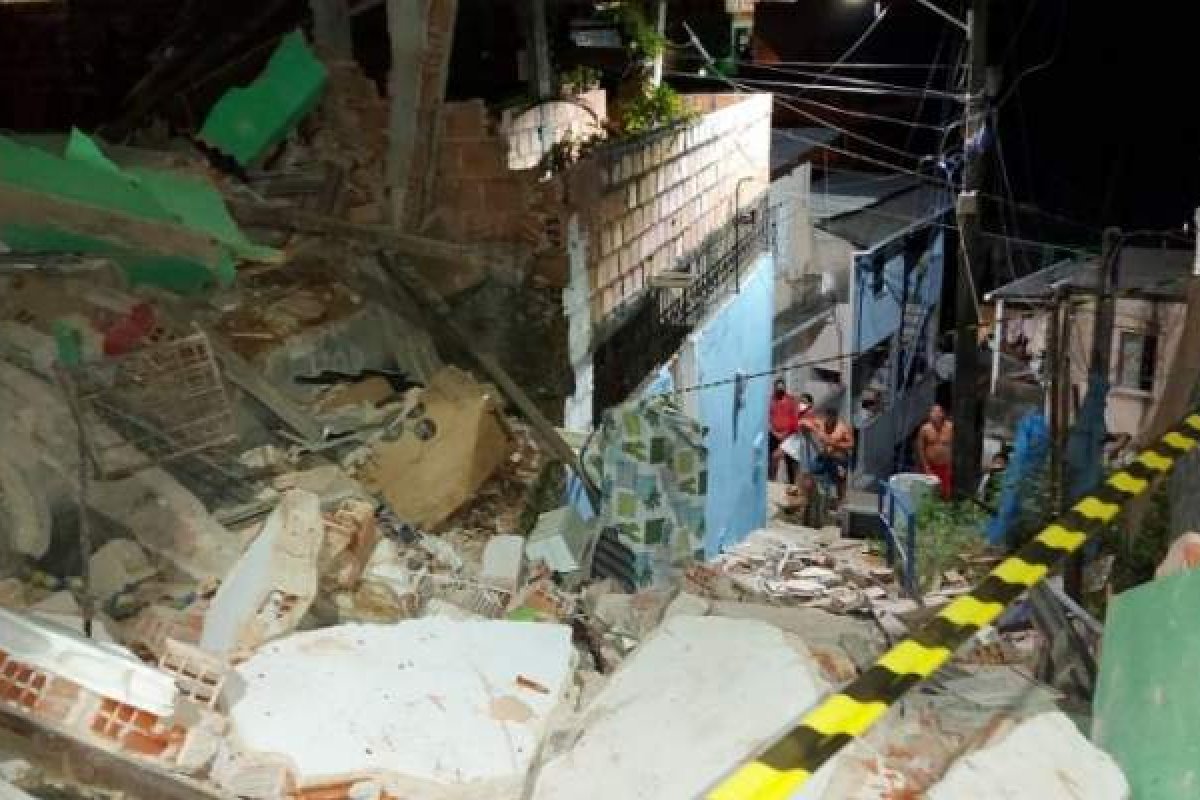 Vídeo: Casa desaba no bairro de Pau da Lima, em Salvador