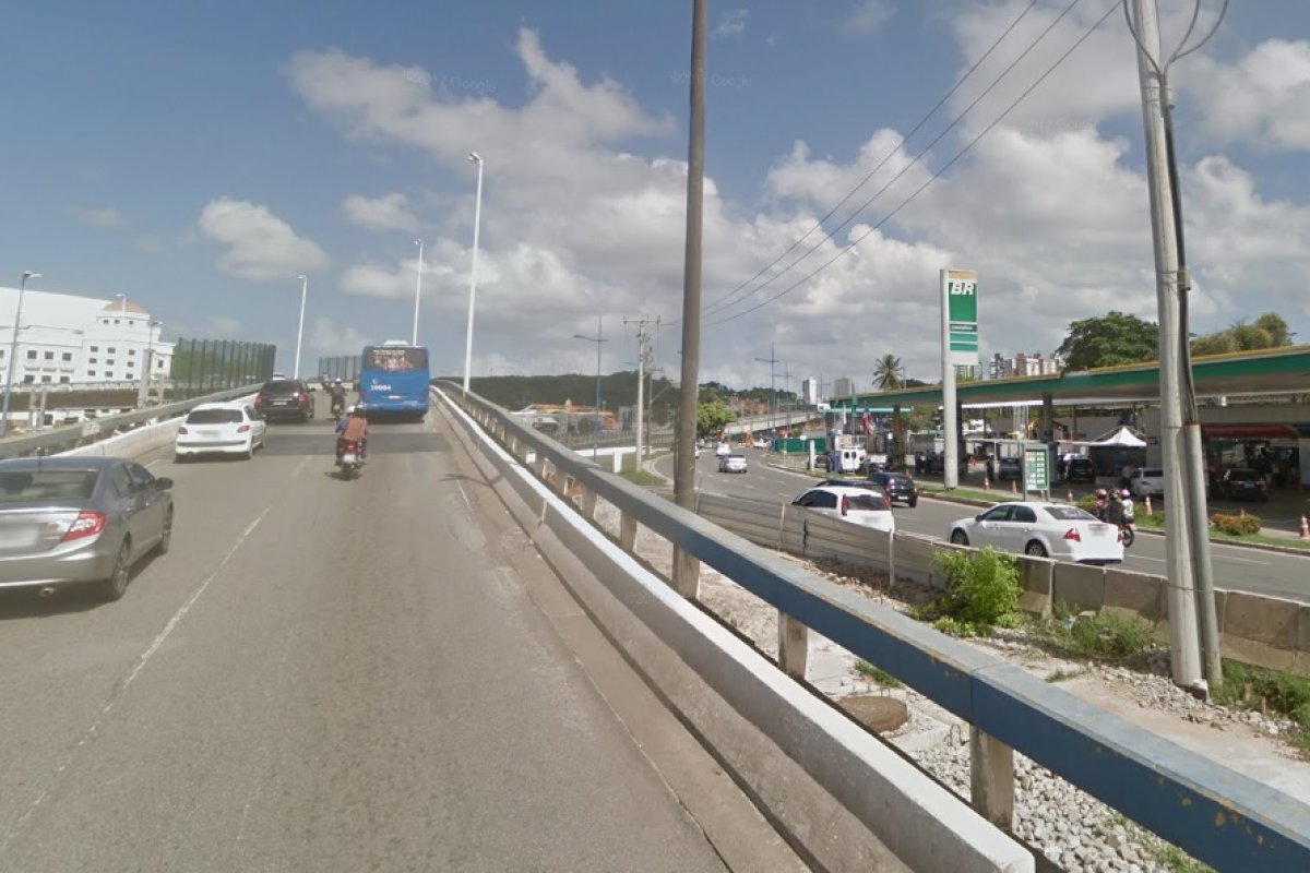 Acidente entre moto e carro deixa vítima ferida abaixo do viaduto Nelson Dahia, em Salvador