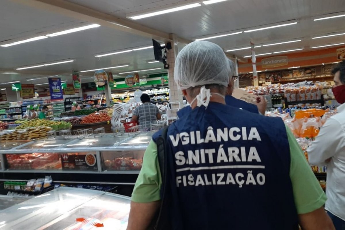 Vigilância Sanitária fiscaliza utilização de álcool por estabelecimentos comerciais