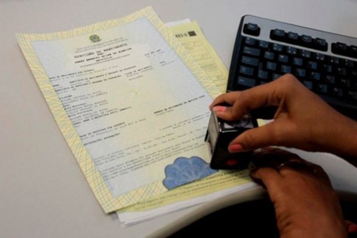 Mulher arrependida de adotar sobrenome do marido poderá retomar nome de solteira