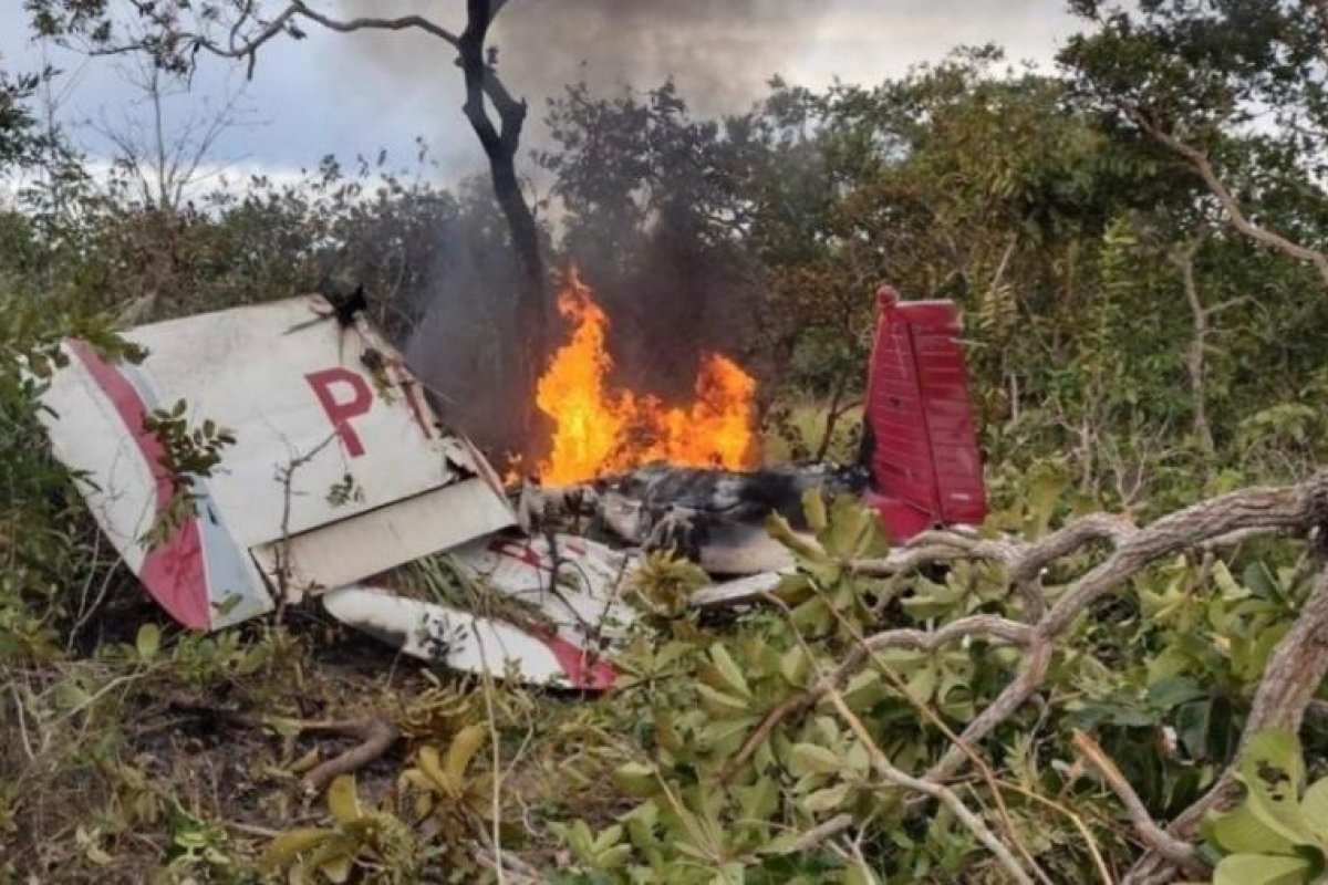 Avião cai, mata duas pessoas e fere três em Mato Grosso