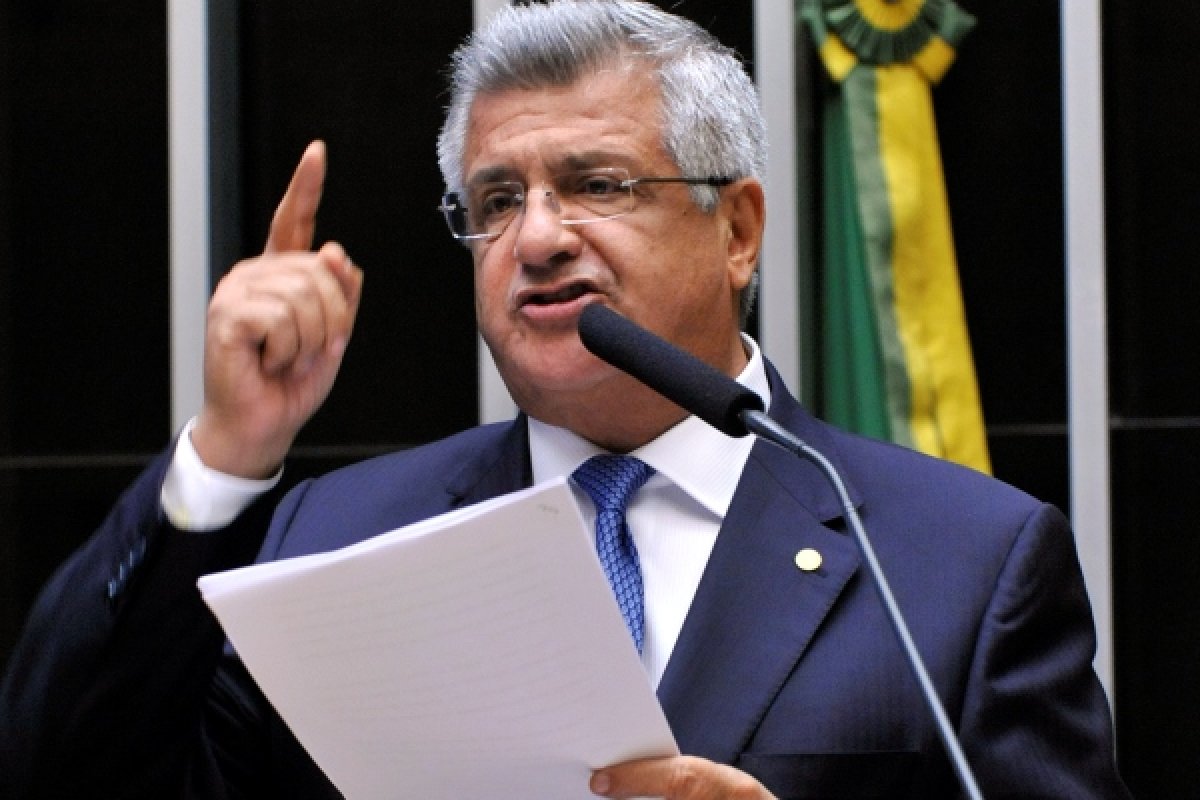 "Maior cemitério a céu aberto do planeta", diz Bacelar sobre mortes pela covid-19 no Brasil