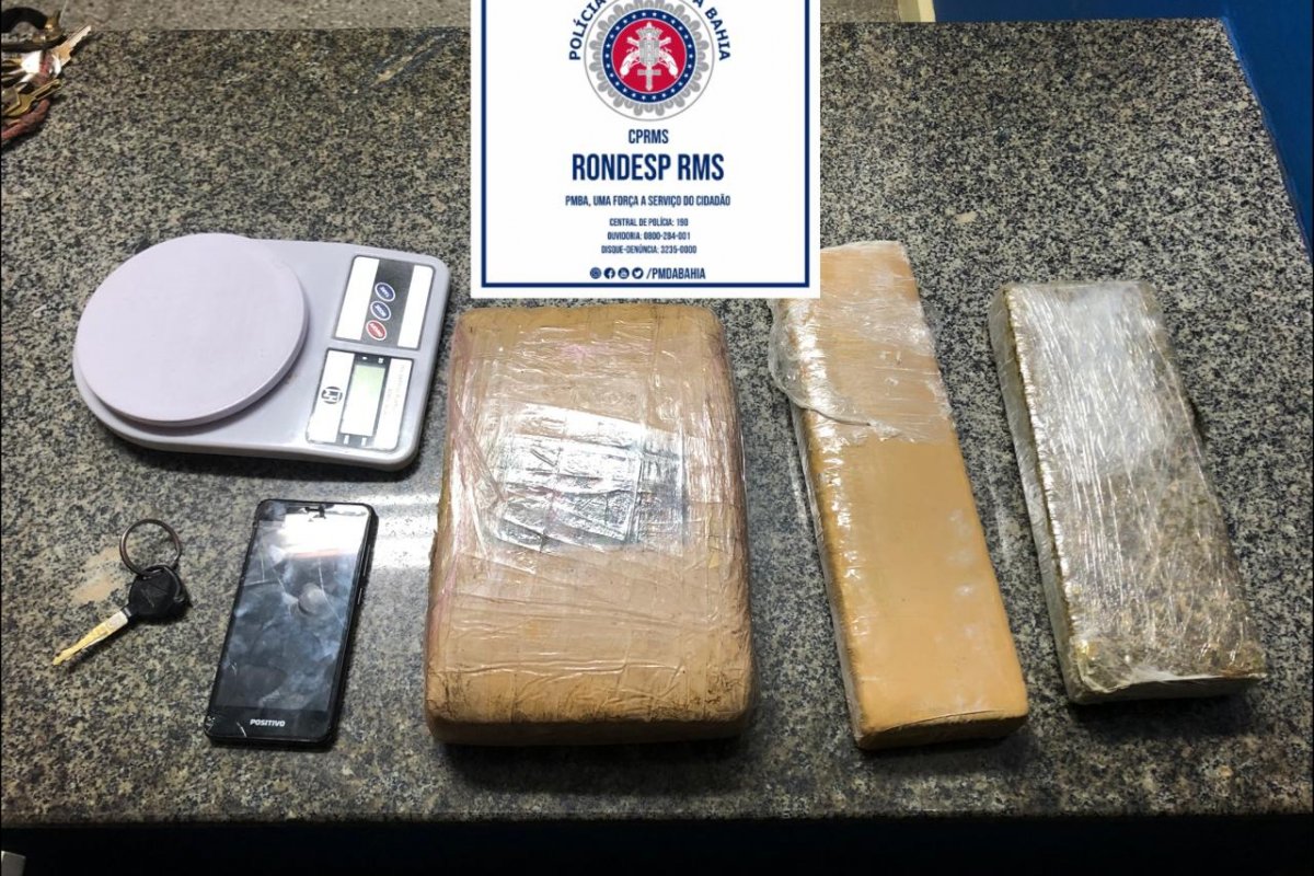 Suspeito de tráfico é preso com drogas e motocicleta roubada em Simões Filho