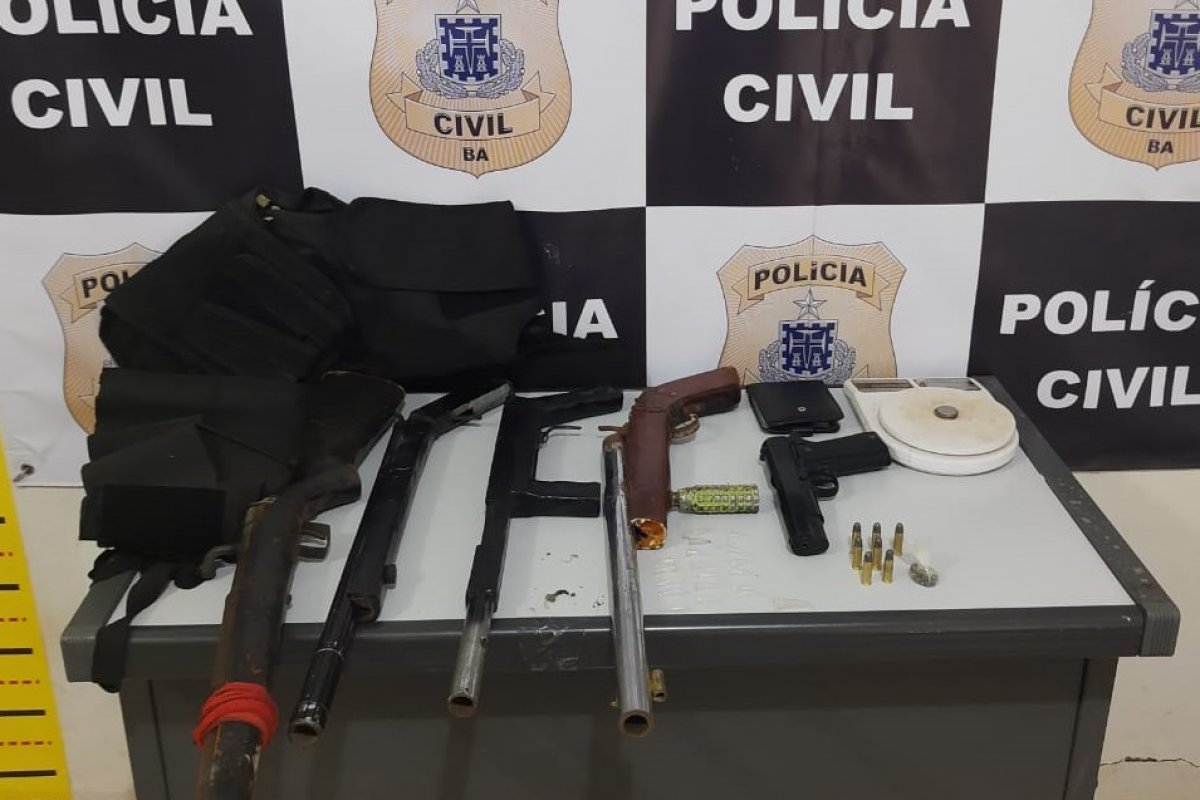 Espingardas artesanais e droga são apreendidas no interior da Bahia