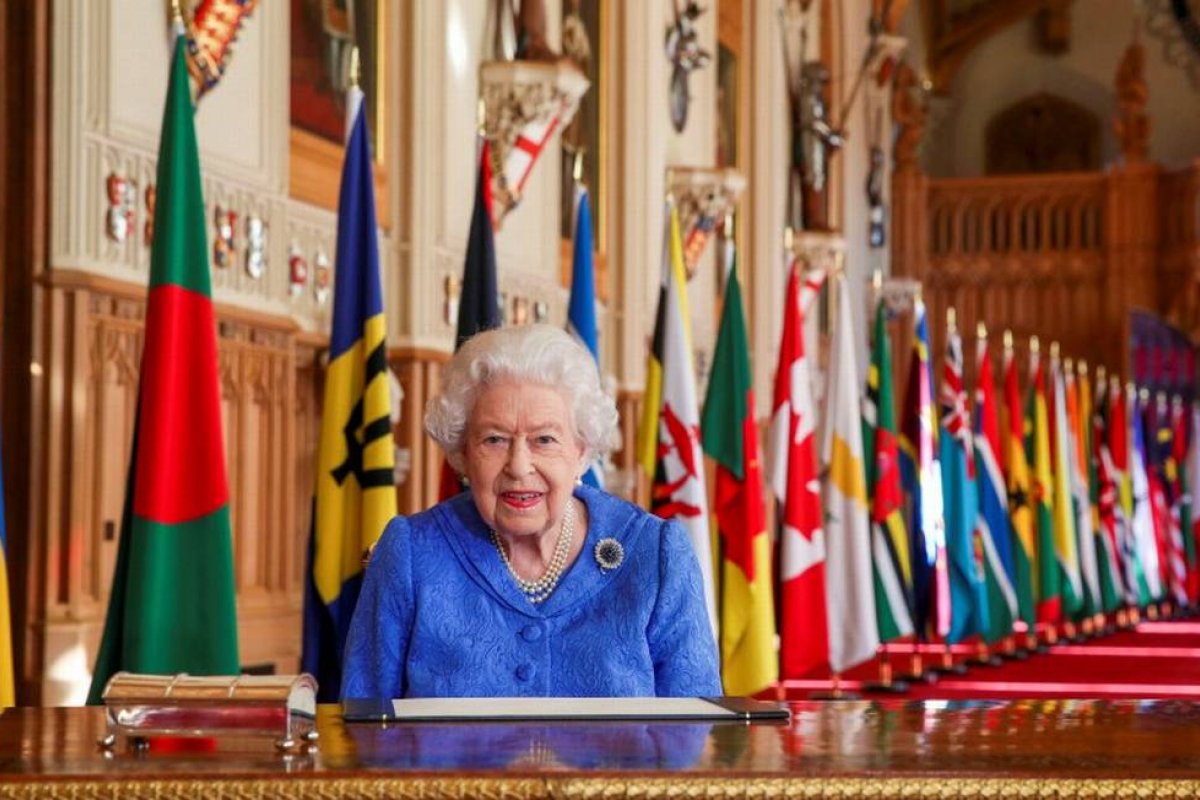 Rainha Elizabeth II entrará em contato com Harry para negociações de paz