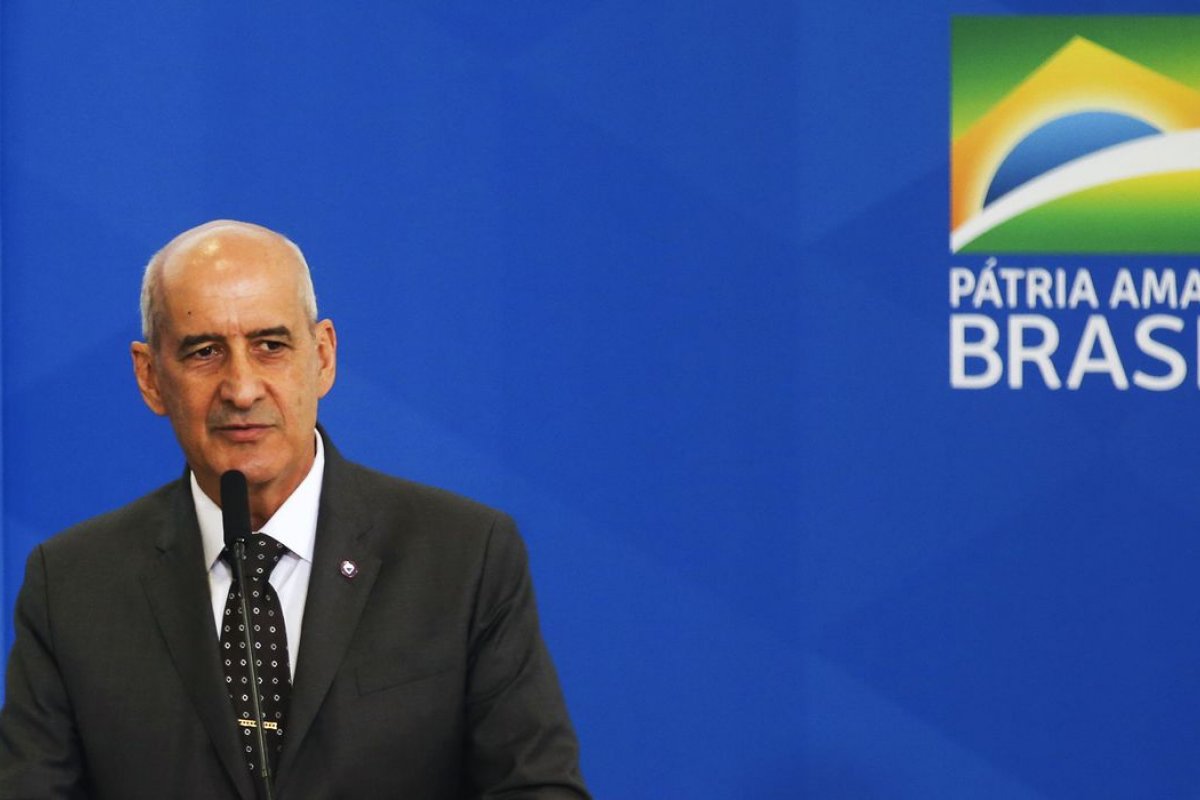 Ministro Luiz Ramos comemora a aprovação, pelo Plenário da Câmara, dos dois turnos da PEC Emergencial