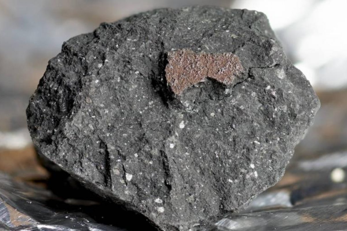 Meteorito raro de 4 bilhões de anos cai em uma casa na cidade de Gloucestershire, na Inglaterra