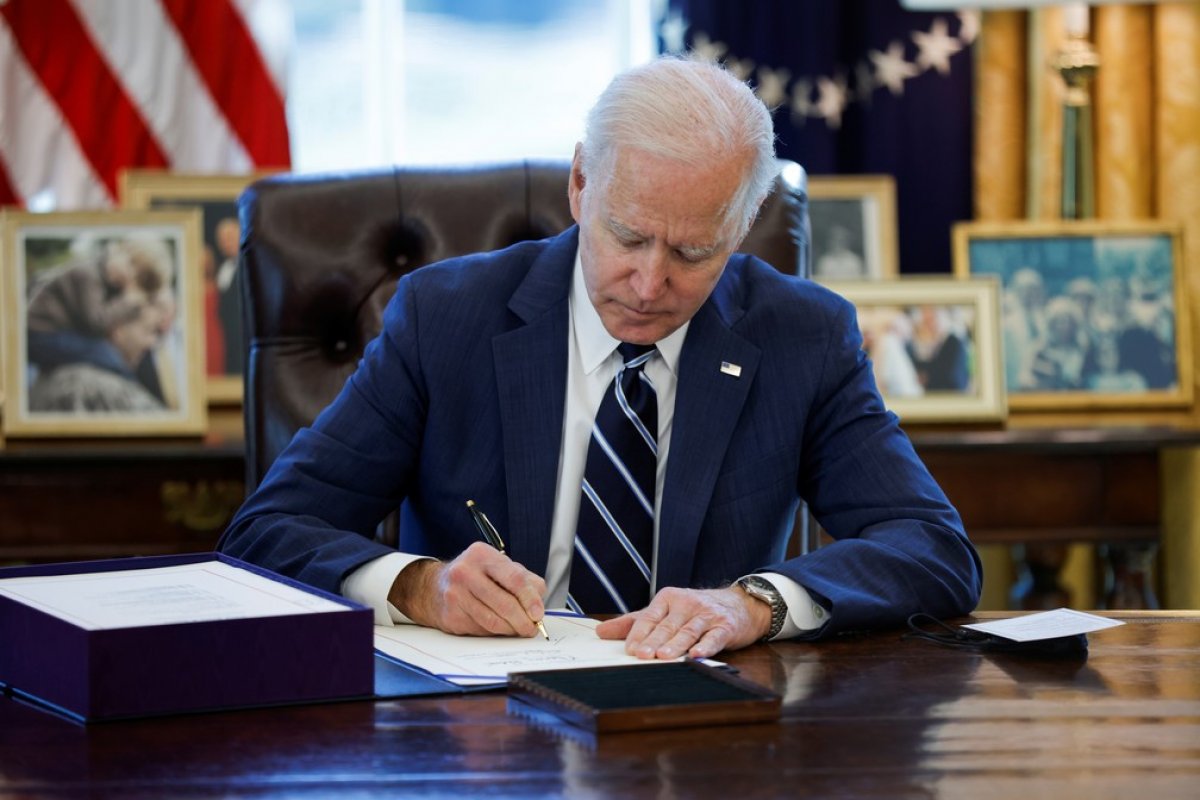Joe Biden assina pacote de estímulo de US$ 1,9 trilhão